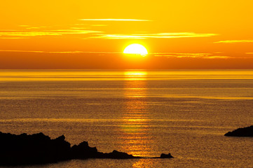 日本海、七浦海岸に沈む夕陽