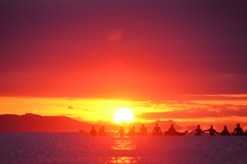 夜明けのサーファー