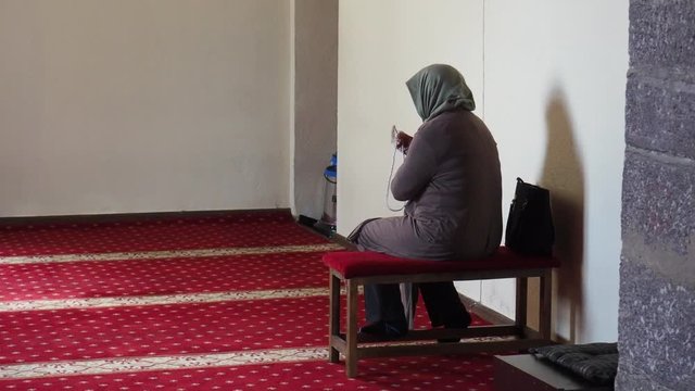 woman is worshiping in mosque. worshiping Ramadan and religious holidays