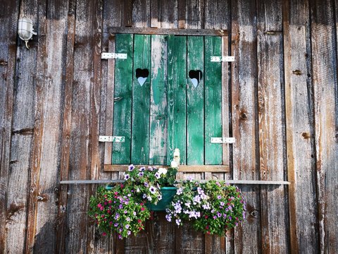 altes gr&uuml;nes Holzfenster in den Alpen