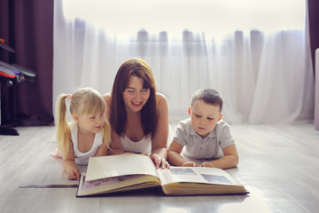 mom and siblings, watching together family photo