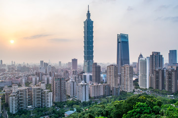 Fototapeta premium Skyline of Taipei at Dusk - Taipei, Taiwan