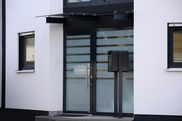 Moderne neue, anthrazitfarbenene Haustür