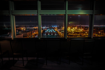 おしゃれな夜のラウンジのイメージ