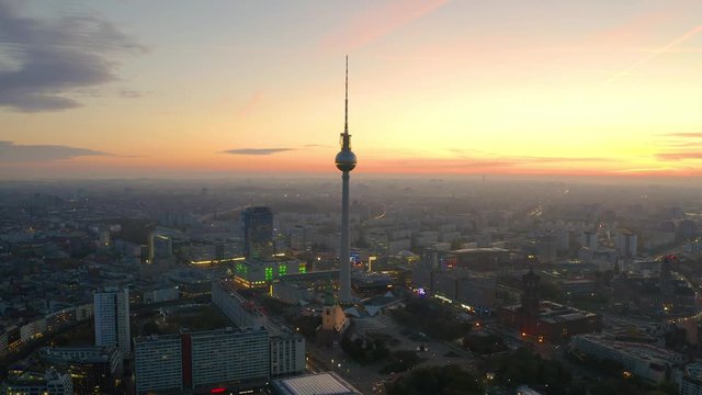 Der Fernsehturm und die Skyline von Berlin bei Sonnenaufgang.