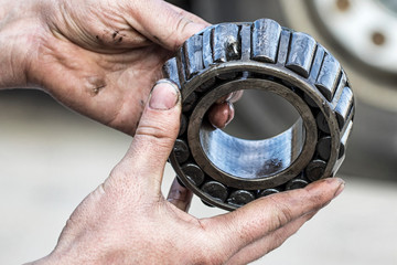  Premature bearing failure.What Happens When Your Wheel Bearings Wear Out. Bearing Symptoms Damaged. How To Tell Which Wheel Bearing Is Bad While Driving. - obrazy, fototapety, plakaty
