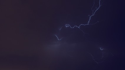 Rayos en el cielo nublado en la noche.