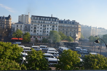 Fototapeta na wymiar camions de CRS dans une manifestation Place de la Nation à PARIS