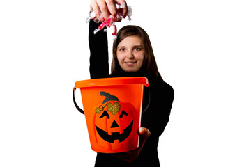 Dziewczyna trzymająca wiaderko na cukierki. Halloween.