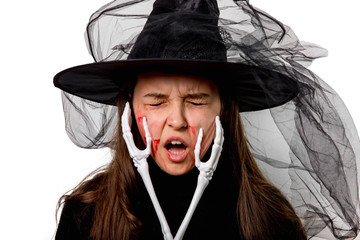 Czarownica z rękami szkieleta. Halloween.