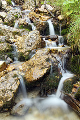 Alcune cascate si formano nell'ambiente montano dove l'erosione &egrave; pi&ugrave; rapida e il corso della corrente pu&ograve; essere soggetto a cambiamenti repentini.