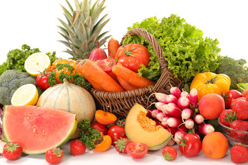 Plakat fruit and vegetable assortment in wicker basket