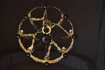 lustre illuminé de l'église Sainte Fauste de Bozouls, lustre vu du dessous, Lot, France