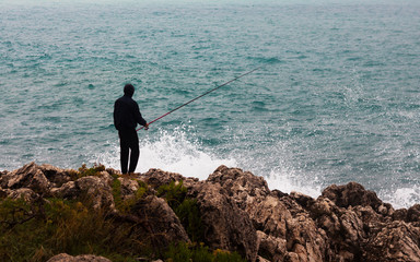 pêcheur en bord de mer