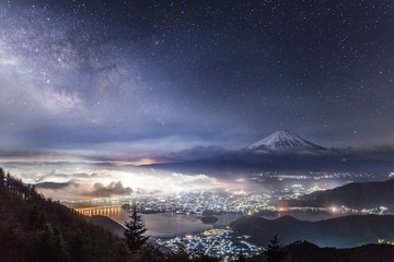 山梨県・富士河口湖町 新道峠展望台からの富士山と天の川と河口湖の夜景