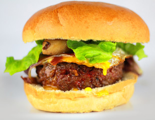 Hamburguesa ternera queso con huevo