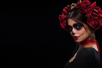 Weißer Zuckerschädel Dia De Los Muertos auf Plakat für Halloween-Party mit kreativem Make-up oder Urlaub auf dunklem Hintergrund mit Copyspace. Schönes Modell, Nahaufnahme im Studio. © Yuliya Ochkan