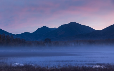 Obraz premium 紅葉の小田代ヶ原朝焼けと幻の湖