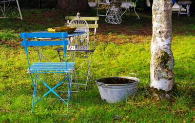 Gemütliche Sitzecke im Garten mit einfachen Gartenmöbeln