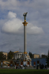 Fototapeta na wymiar Independence Monument of Ukraine against the backdrop of a stormy sky