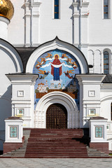 Fototapeta premium Russia, Golden Ring, Yaroslavl: Main entrance gate of famous old onion domed Virgin Mary Ascension Church Cathedral (Maria-Entschlafens-Kathedrale) in the city center of the Russian town.
