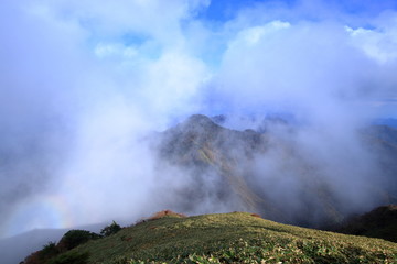 雲の中の西黒森　左下にブロッケン現象（高知県、愛媛県）
