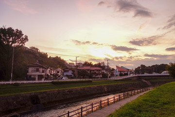 川沿いの日本の夕方の住宅街