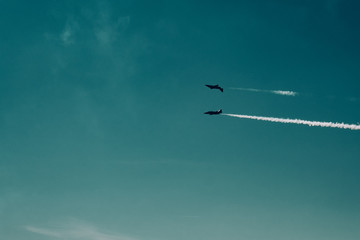 Niedrige Perspektivee von Flugzeugen gegen klaren Himmel