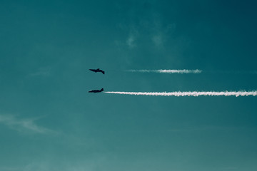 Niedrige Perspektivee von Flugzeugen gegen klaren Himmel