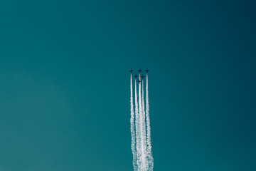 Niedrige Perspektivee von Flugzeugen gegen klaren Himmel