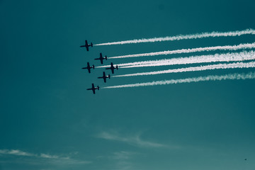Niedrige Perspektivee von Flugzeugen gegen klaren Himmel