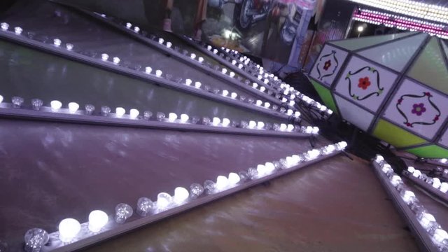 dettaglio di giostra al luna park di notte