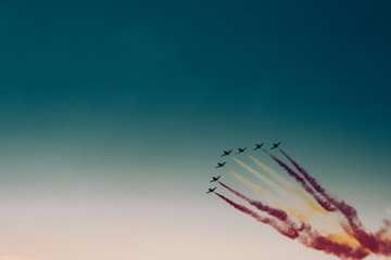 Niedrige Perspektivee von Flugzeugen gegen klaren Himmel