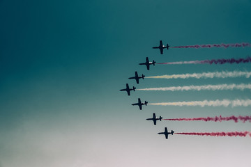 Niedrige Perspektivee von Flugzeugen gegen klaren Himmel