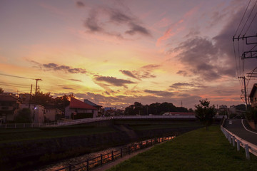 川沿いの日本の夕方の住宅街