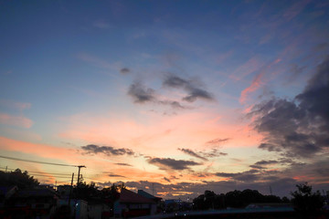 夕方の空を見上げる