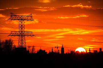 Fototapeta premium Intensiver Sonnenuntergang über einer Stadt 