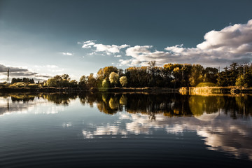 Naklejka premium See mit starker Spiegelung im Sonnenuntergang 