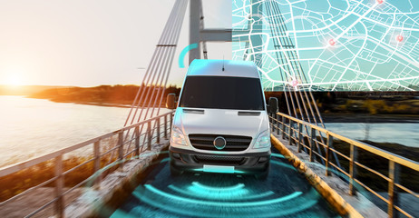 Autonomes Elektroauto, das auf einer Autobahn mit Technologieassistent-Tracking-Informationen fährt und Details anzeigt.