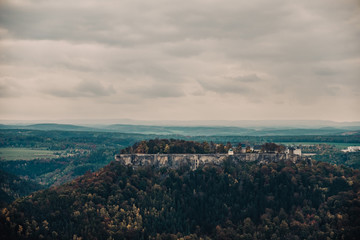 Obraz premium Herbstliche Landschaft in der Sächsischen Schweiz