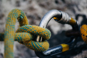 Karabiner mit einem Seil 
