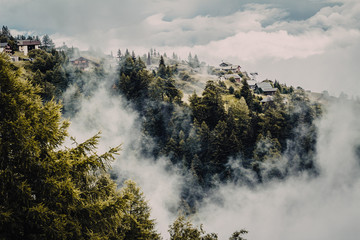 Nebel über kleinem Bergdorf