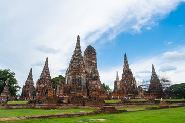 Obraz premium Wat Chaiwatthanaram is an old temple in the Ayutthaya period. There are people walking the ruins and ancient traces.