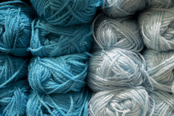 Ovillos, madejas de lana para tejer en dos tonos de color celeste.