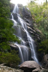 Fototapeta na wymiar Cachoeira no meio da floresta