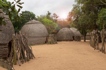 Hütten eines Zulu Dorfes