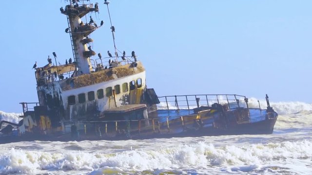 Bateau &eacute;chou&eacute; skeleton coast