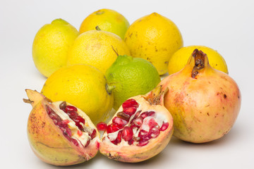 Granada es una fruta rica en vitaminas y antioxidantes, sus granos de fruta se suele utilizar como ingrediente en cocina, para decorar platos y en las ensaladas como un ingrediente más. Rico tomado co