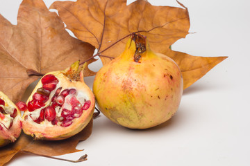 Granada es una fruta rica en vitaminas y antioxidantes, sus granos de fruta se suele utilizar como...