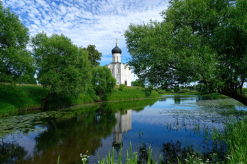 Fototapeta na wymiar Eglise de l’intercession-de-la-Vierge sur la Nerl, Bogolyubovo, Anneau d’or, Vladimir, Oblast, Russie